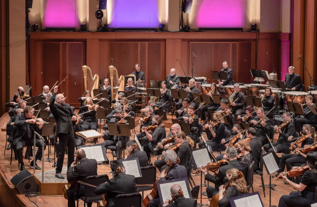 Lawrence Renes conducts the Seattle Symphony &copy; Carlin Ma