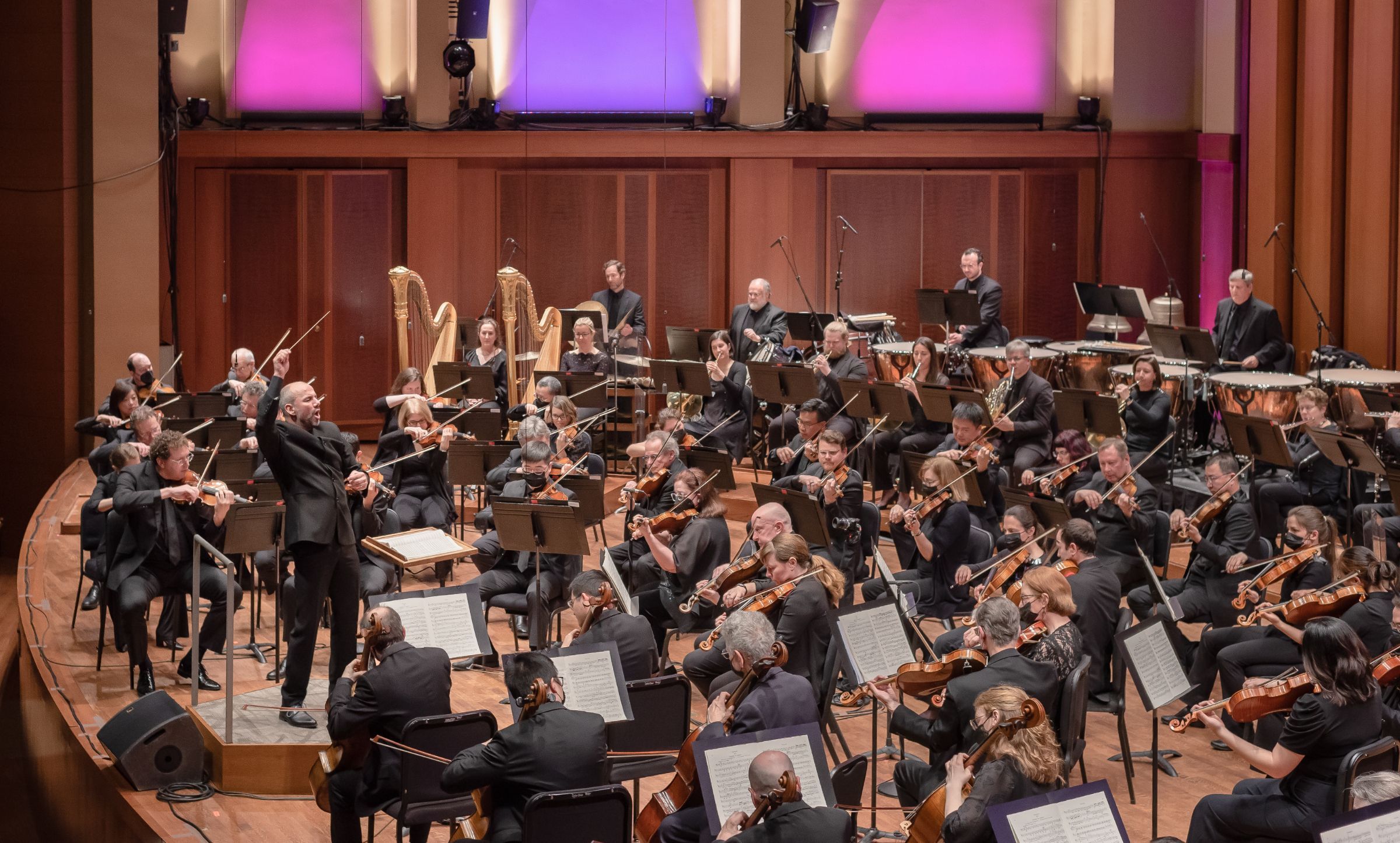 Lawrence Renes conducts the Seattle Symphony &copy; Carlin Ma