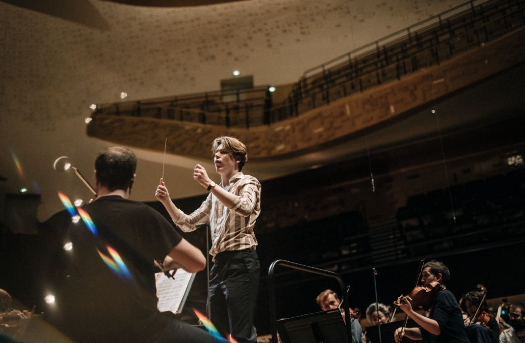 Klaus Mäkelä dirige l'Orchestre de Paris en répétition à la Philharmonie © Denis Allard