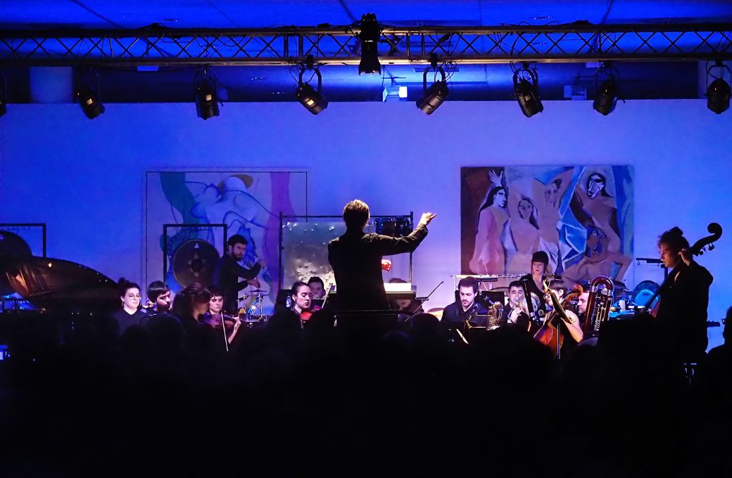 Nacho de Paz al frente del Arxis Ensemble © Festival Resis