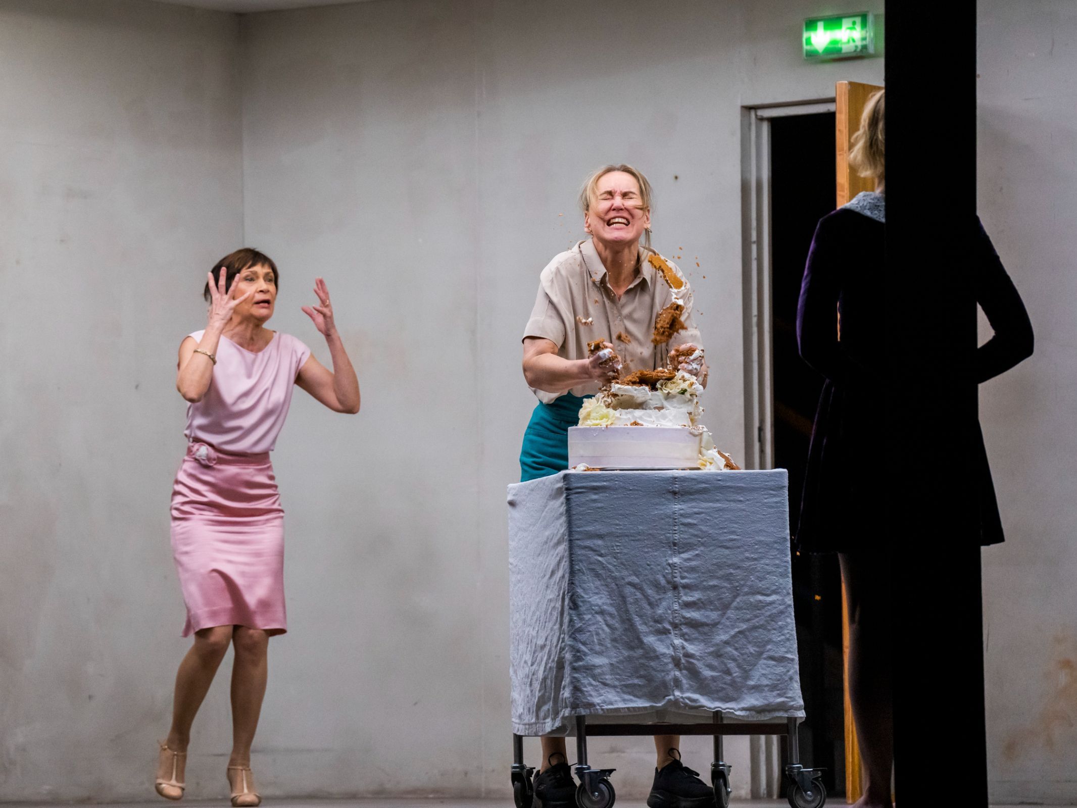 Sandrine Piau (Mother-in-Law), Jenny Carlstedt (Waitress) and Vilma Jää (Markéta) © ROH | Tristram Kenton