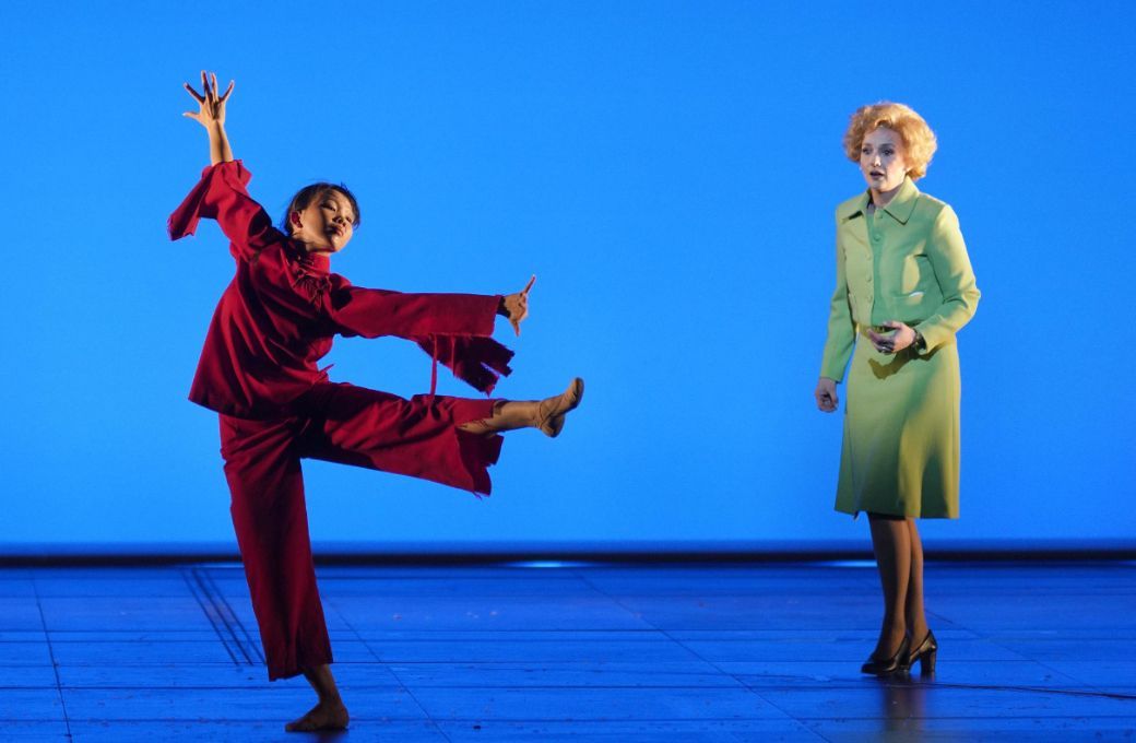 Sarah Tynan (Pat Nixon) and dancer &copy; Teatro Real | Javier del Real