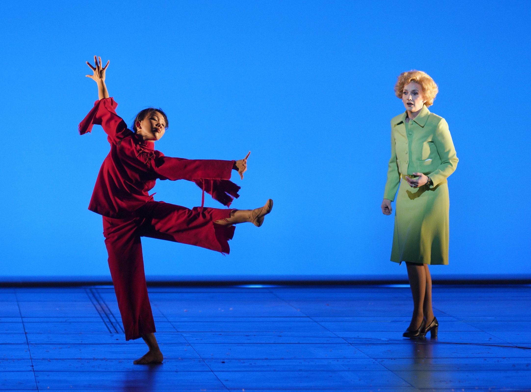 Sarah Tynan (Pat Nixon) and dancer &copy; Teatro Real | Javier del Real