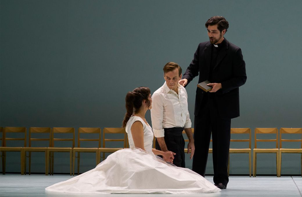 Julie Fuchs (Juliette), Benjamin Berhnheim (Rom&eacute;o) und Brent Michael Smith (Fr&egrave;re Laurent) &copy; Herwig Prammer