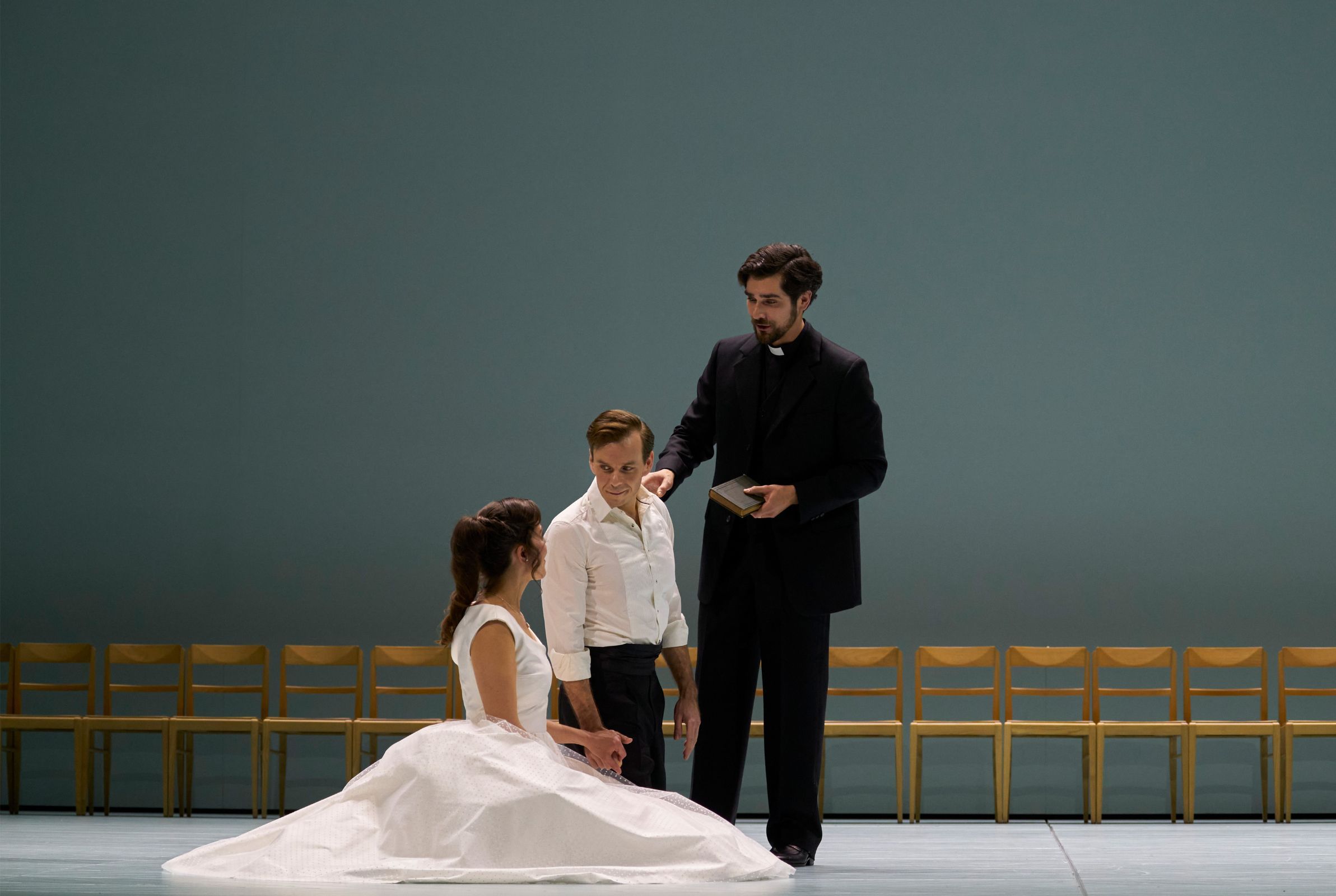 Julie Fuchs (Juliette), Benjamin Berhnheim (Roméo) und Brent Michael Smith (Frère Laurent) &copy; Herwig Prammer
