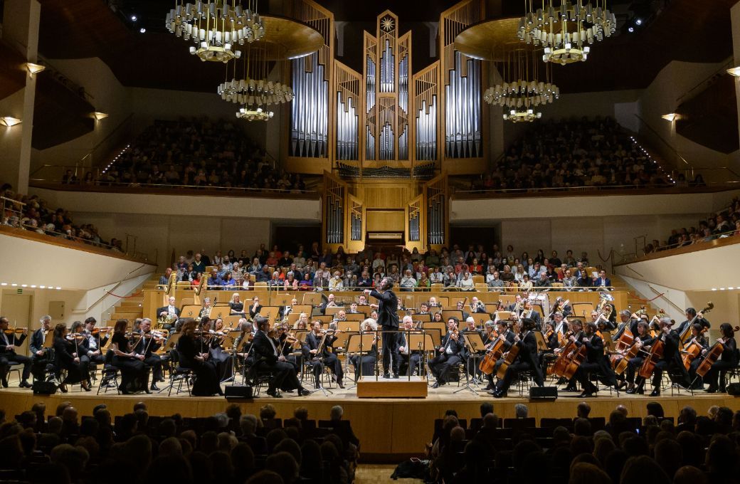 Josep Vicent al frente de la Belgian National Orchestra &copy; Rafa Mart&iacute;n | Iberm&uacute;sica