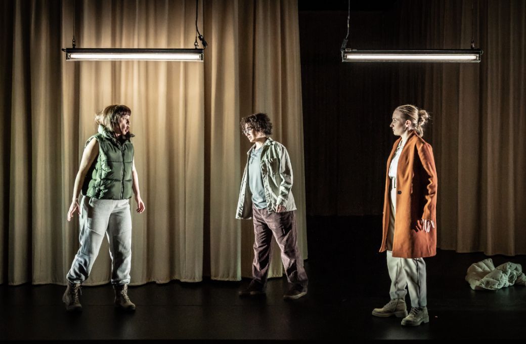 Kamilla Dunstan (Ramise), Isabelle Peters (Sigismondo) and Sarah Dufresne (Tusnelda) © ROH | Marc Brenner