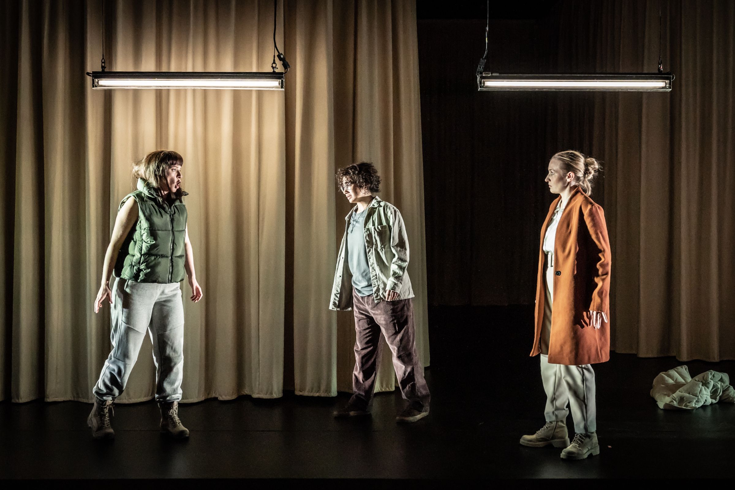 Kamilla Dunstan (Ramise), Isabelle Peters (Sigismondo) and Sarah Dufresne (Tusnelda) © ROH | Marc Brenner