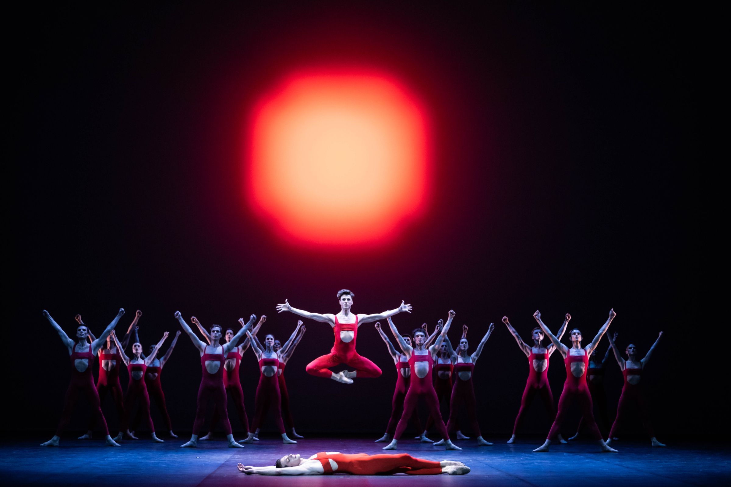 <i>L'Oiseau de feu</i> de Maurice Béjart par le Ballet de l'Opéra de Paris © Julien Benhamou / Opéra national de Paris