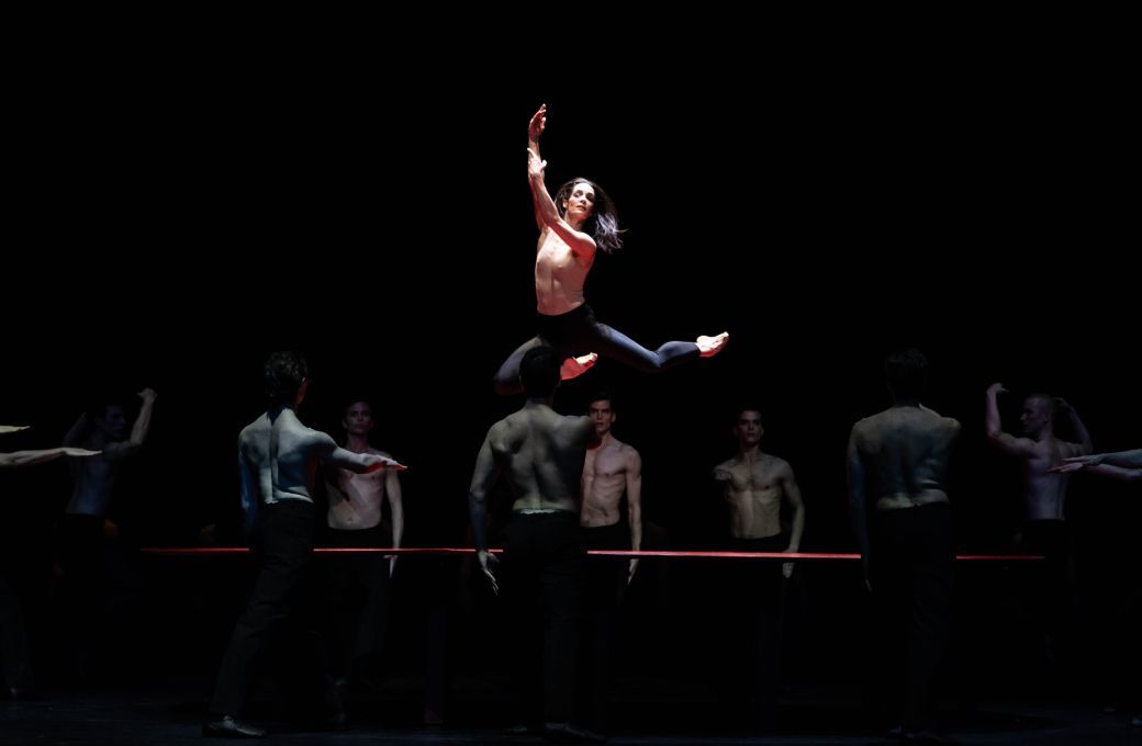 Amandine Albisson dans le <i>Boléro</i> de Maurice Béjart © Julien Benhamou / Opéra national de Paris