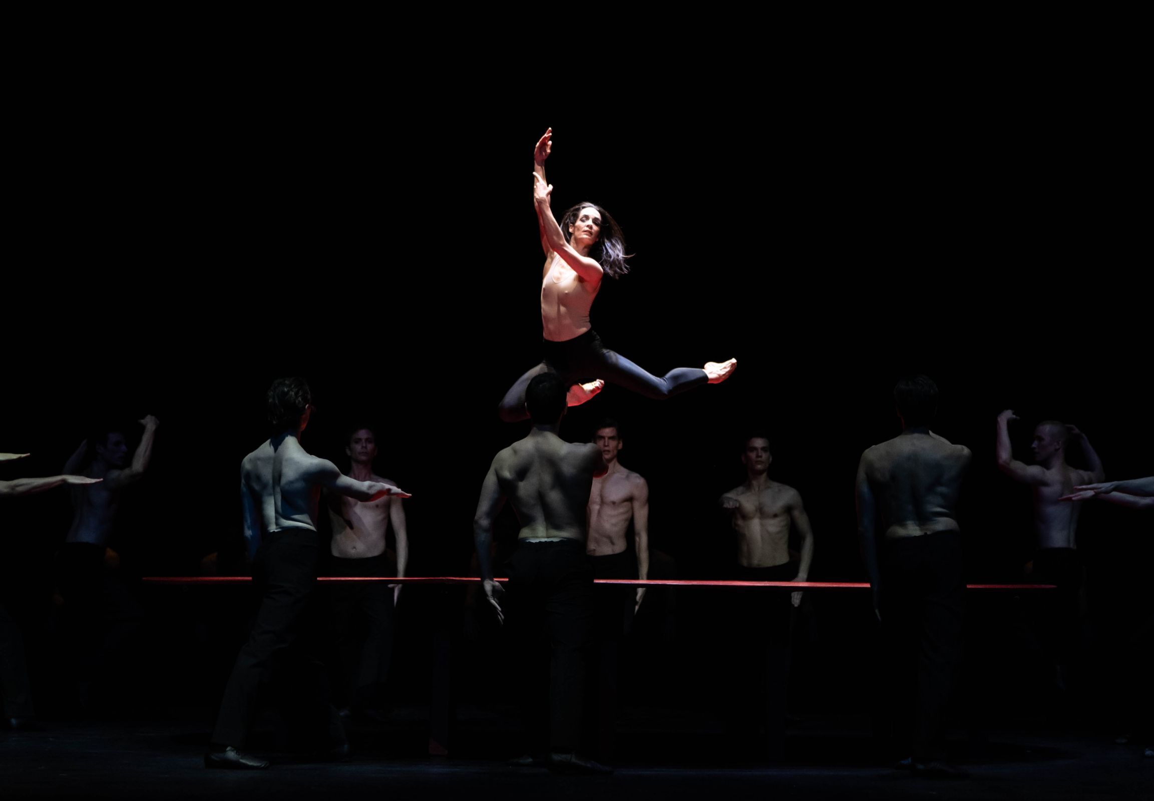 Amandine Albisson dans le <i>Boléro</i> de Maurice Béjart © Julien Benhamou / Opéra national de Paris