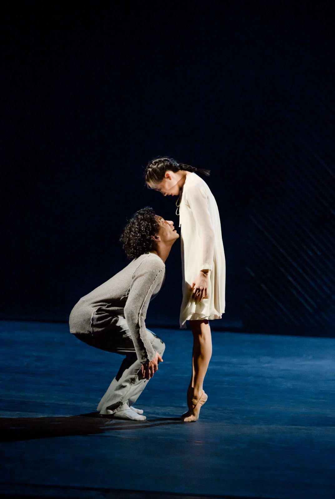 Anthony Lomuljo as Romeo and Madeline Woo as Julia in Mats Ek's <i>Julia and Romeo</i> © Kungliga Operan/Sören Vilks