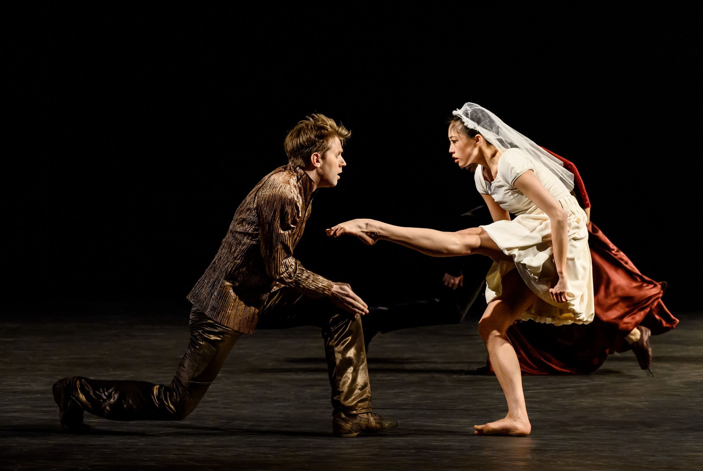 Calum Lowden as Paris and Madeline Woo as Julia in Mats Eks' <i>Julia and Romeo</i> © Kungliga Operan/Sören Vilks