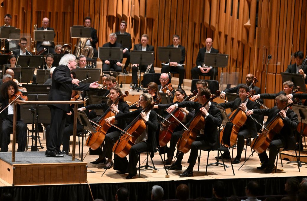 Sir Simon Rattle conducts the LSO © LSO | Mark Allan