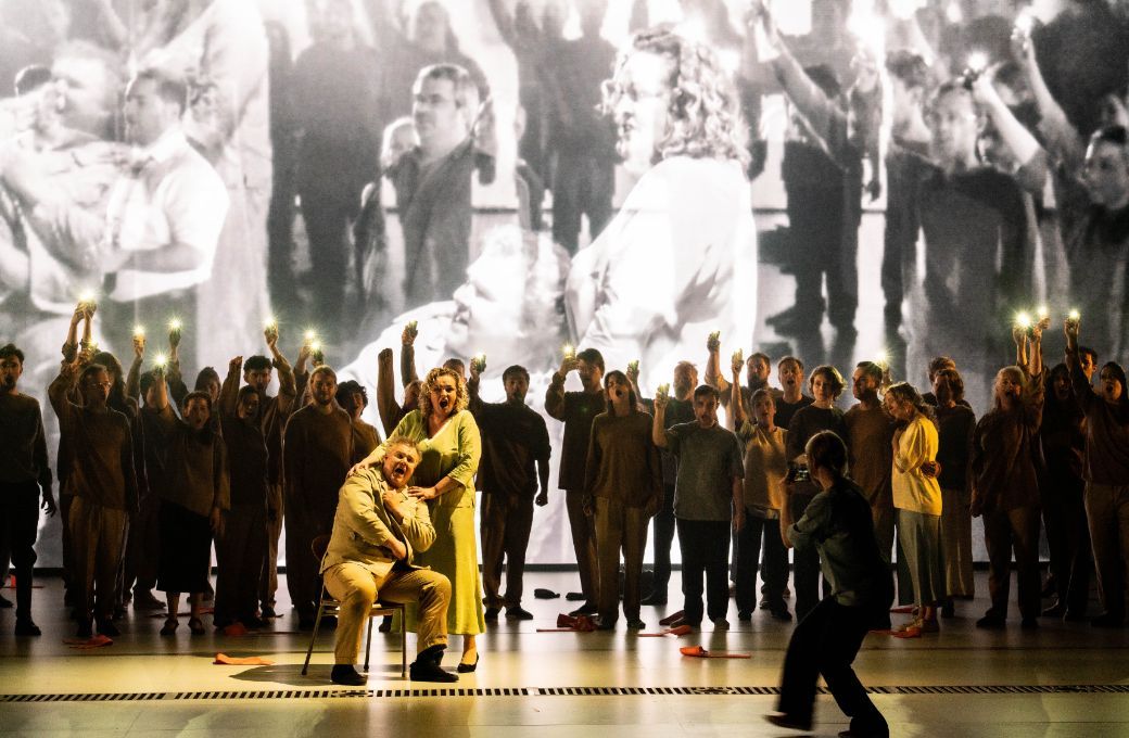 Bryan Register (Florestan), Kelly God (Leonore) and the company of <i>Fidelio</i> &copy; Marco Borggreve