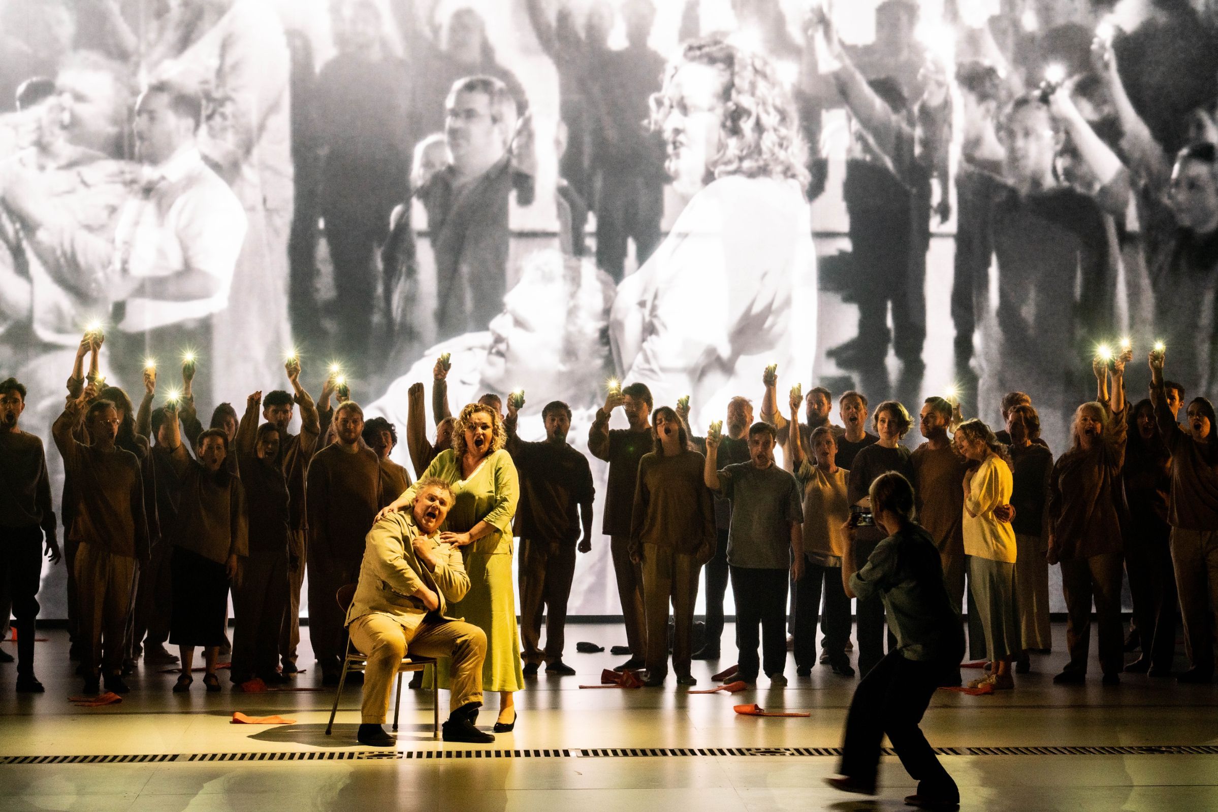 Bryan Register (Florestan), Kelly God (Leonore) and the company of <i>Fidelio</i> &copy; Marco Borggreve