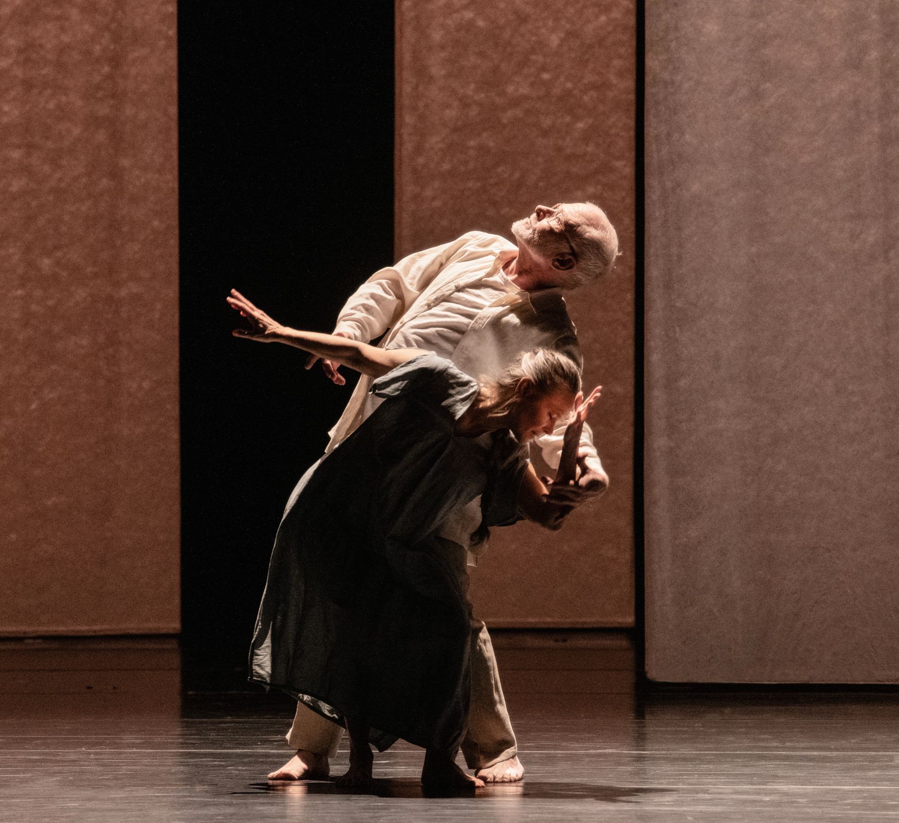 Kristina Gjems and Øyvind Jørgensen in Crystal Pite's <i>Light of Passage</i> &copy; Erik Berg