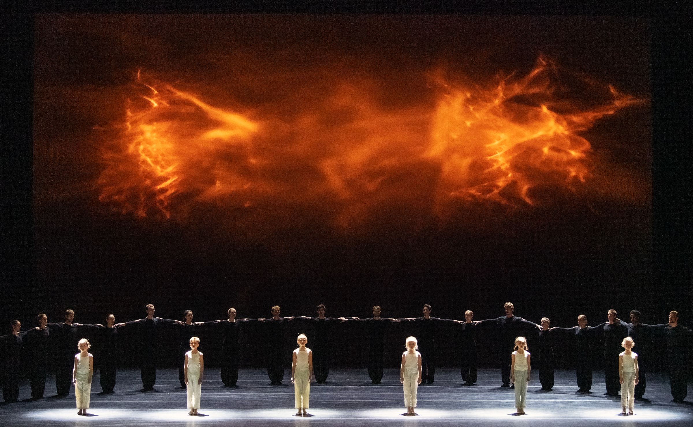 Norwegian National Ballet and School in Crystal Pite's <i>Light of Passage</i> &copy; Erik Berg