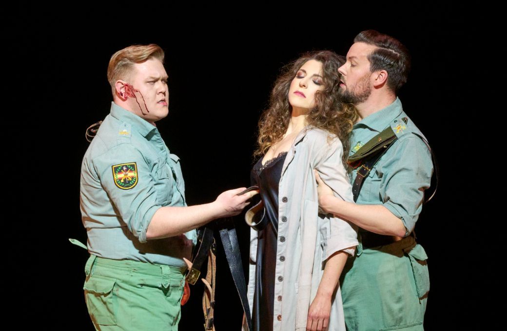 Ilja Kazakov (Zuniga), Eve-Maud Hubeaux (Carmen) und David Butt Philip (Don José) © Wiener Staatsoper | Michael Pöhn