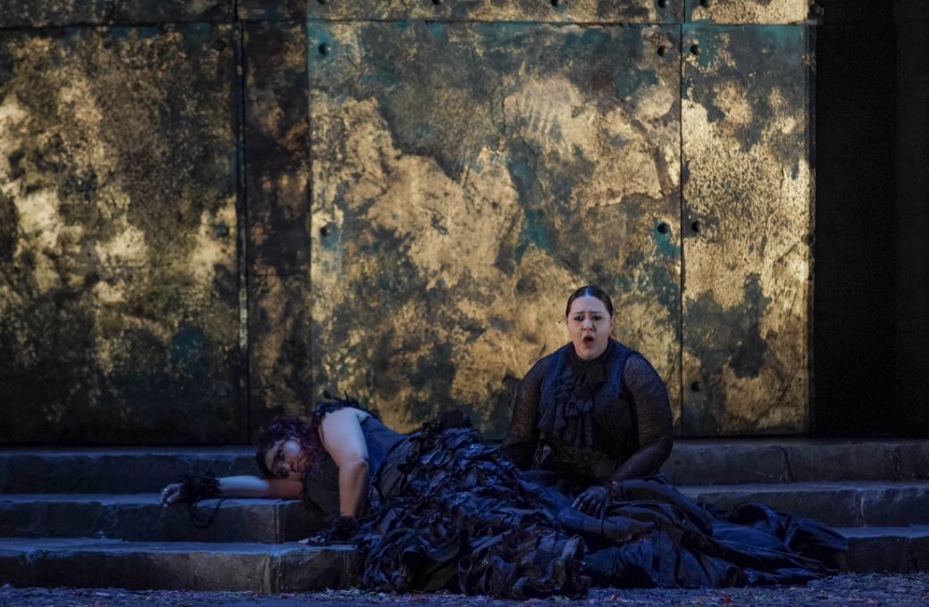 Anna Pirozzi (Medea) and Nefeli Kotseli (Neris) &copy; GNO | Andreas Simopoulos
