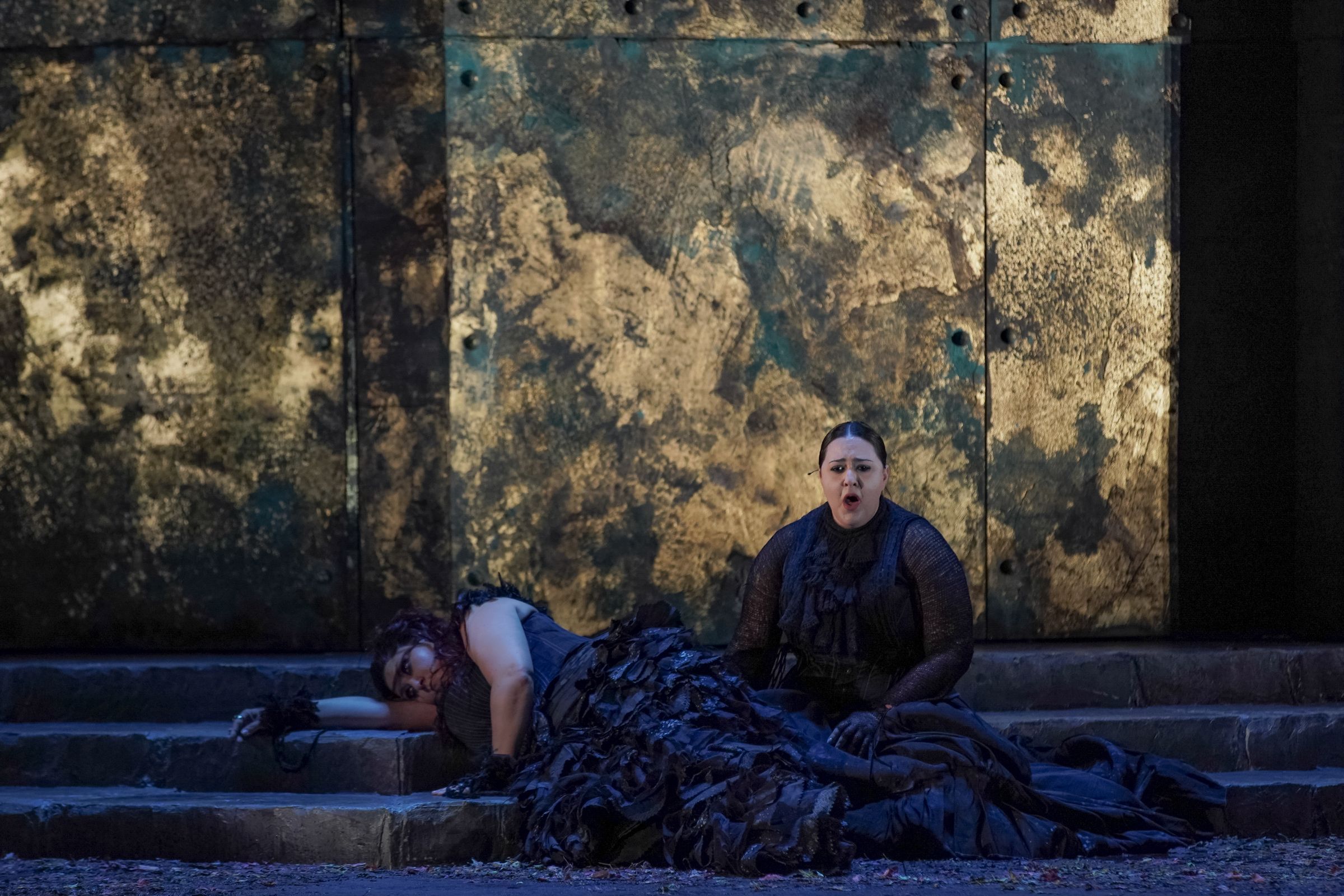Anna Pirozzi (Medea) and Nefeli Kotseli (Neris) &copy; GNO | Andreas Simopoulos