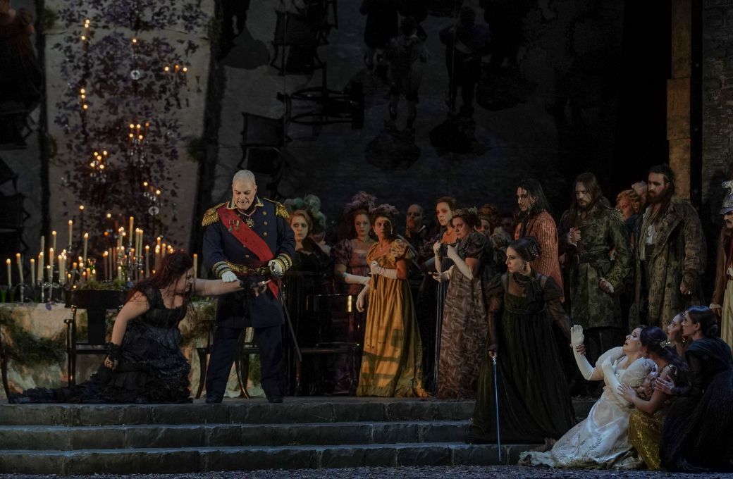Anna Pirozzi (Medea), Yanni Yannissis (Creon), Vassiliki Karayanni (Glauce) and ensemble &copy; GNO | Andreas Simopoulos