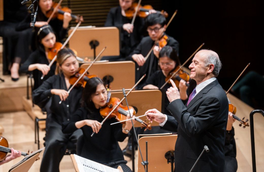 Iv&aacute;n Fischer conducts the New York Philharmonic &copy; Chris Lee