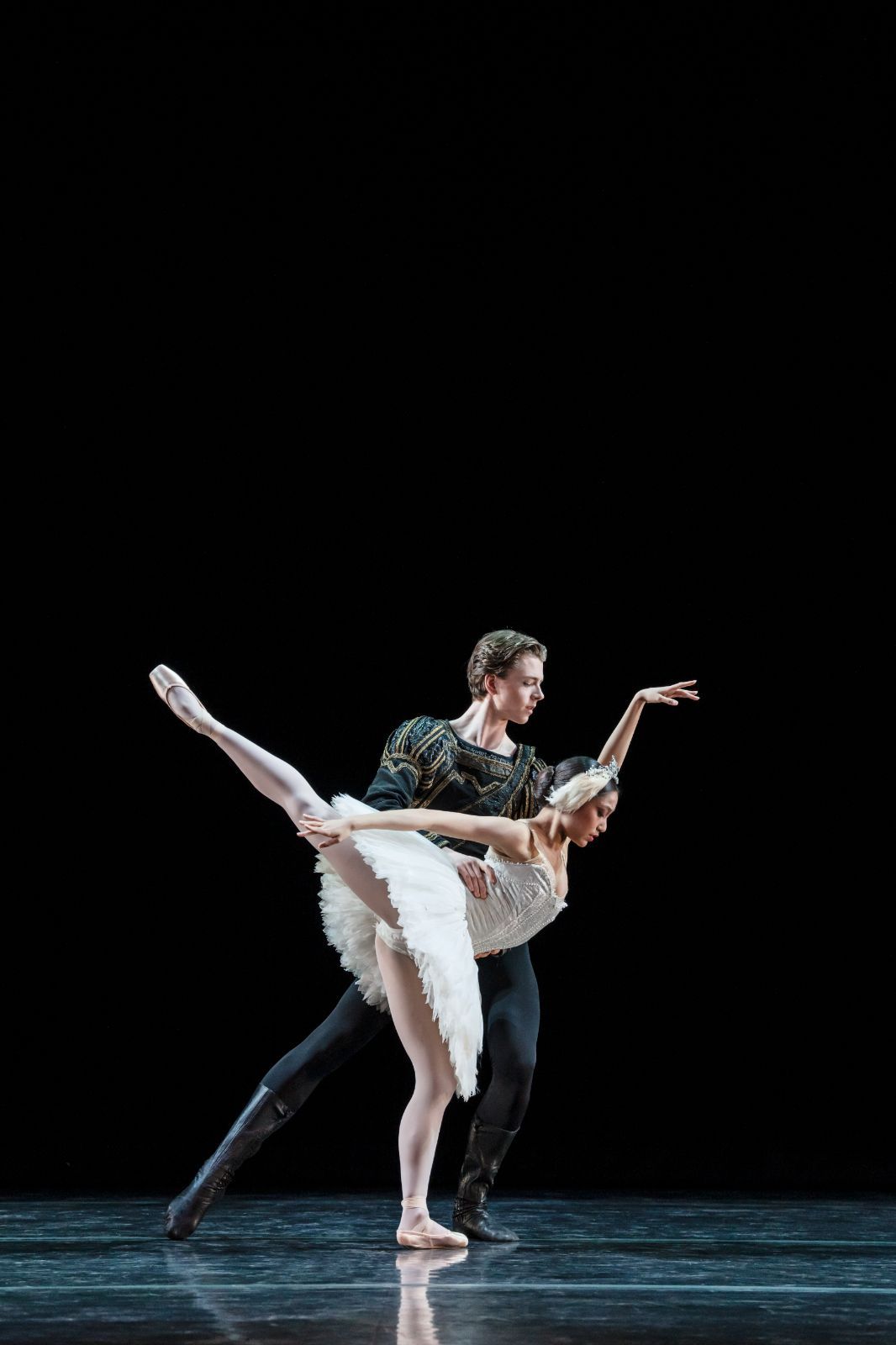 Mason King and Maïlène Katoch in <i>Swan Lake Act 2</i> pas de deux © Johan Persson
