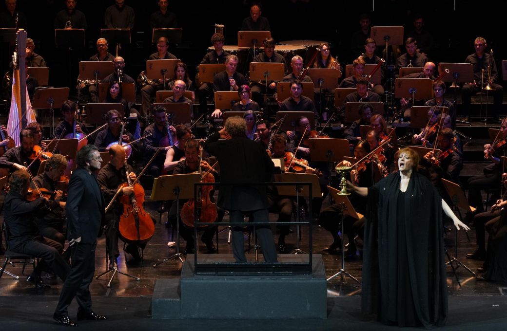 Andreas Schager (Tristan), Catherine Foster (Isolda) y Semyon Bychkov frente a la Orquesta Titular &copy; Javier del Real | Teatro Real