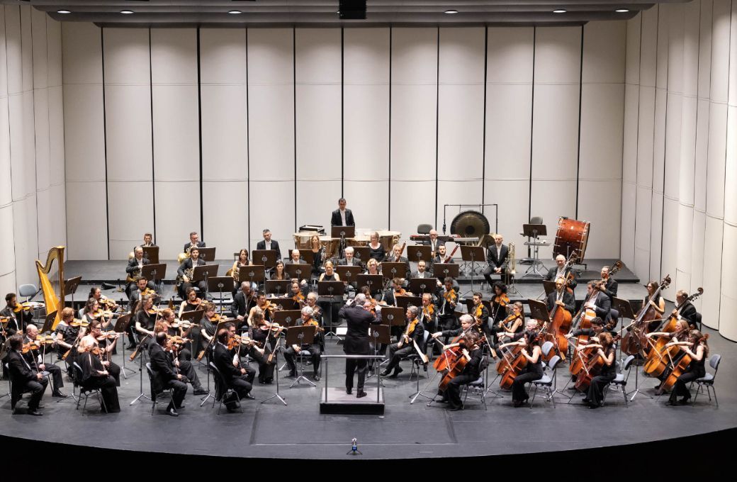 Víctor Pablo Pérez al frente de la Orquesta Sinfónica de Tenerife © Miguel Barreto | Auditorio de Tenerife