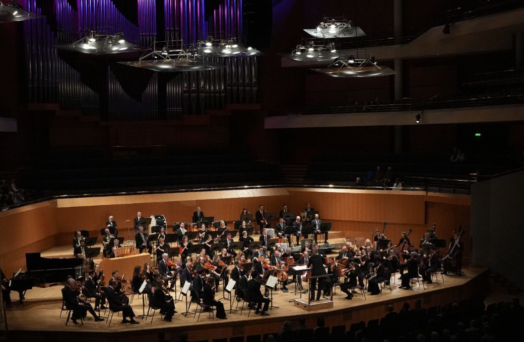 Corinna Niemeyer conducts the Hall&eacute; &copy; Alex Burns, The Hall&eacute;