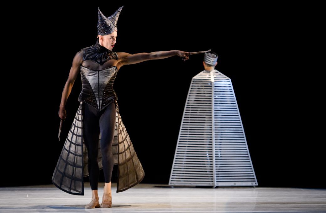 Jaat Benoot as La Reine M&egrave;re/Carabosse in Jean-Christophe Maillot's <i>La Belle</i> &copy; Alice Blangero