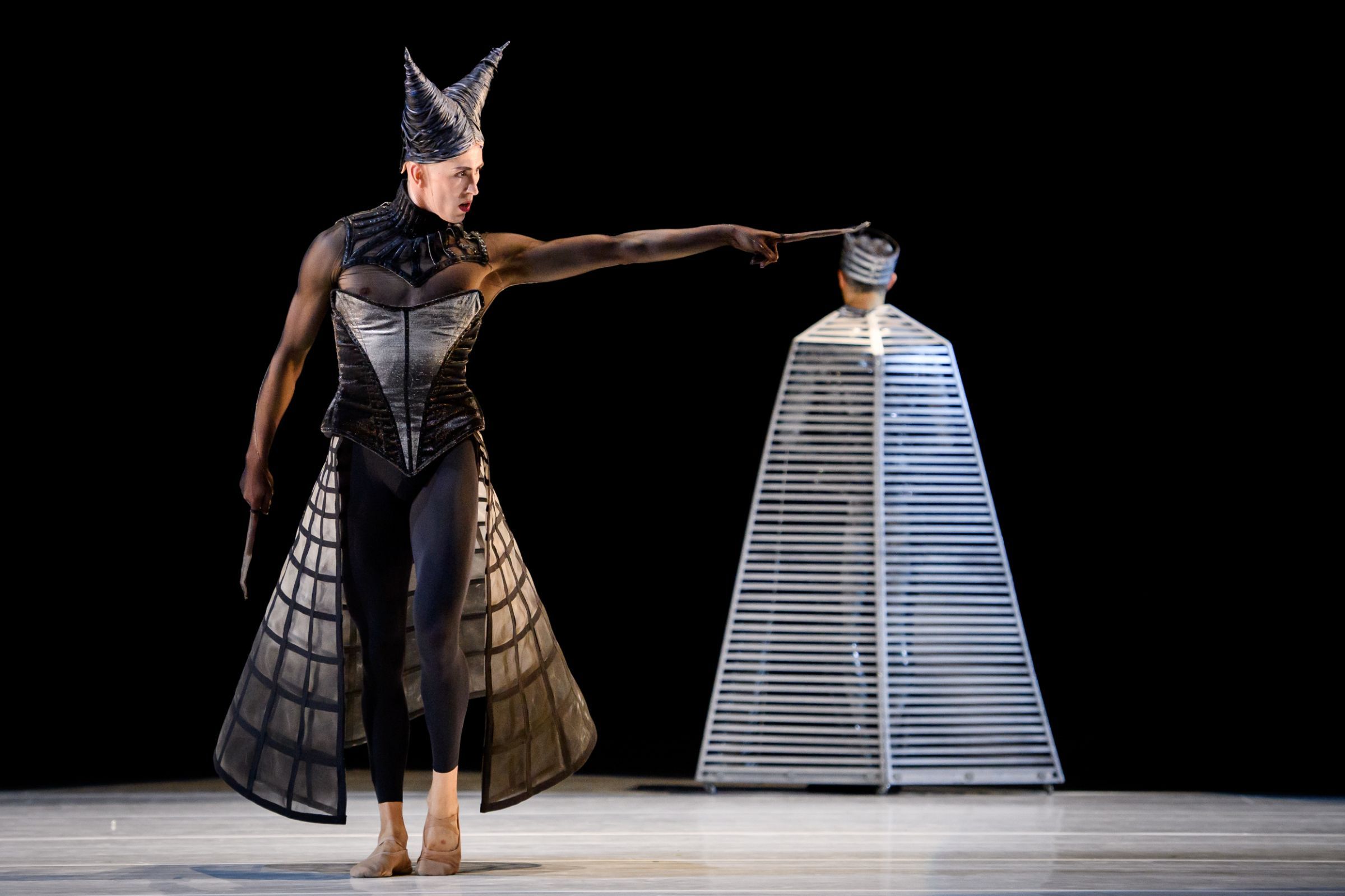 Jaat Benoot as La Reine Mère/Carabosse in Jean-Christophe Maillot's <i>La Belle</i> &copy; Alice Blangero