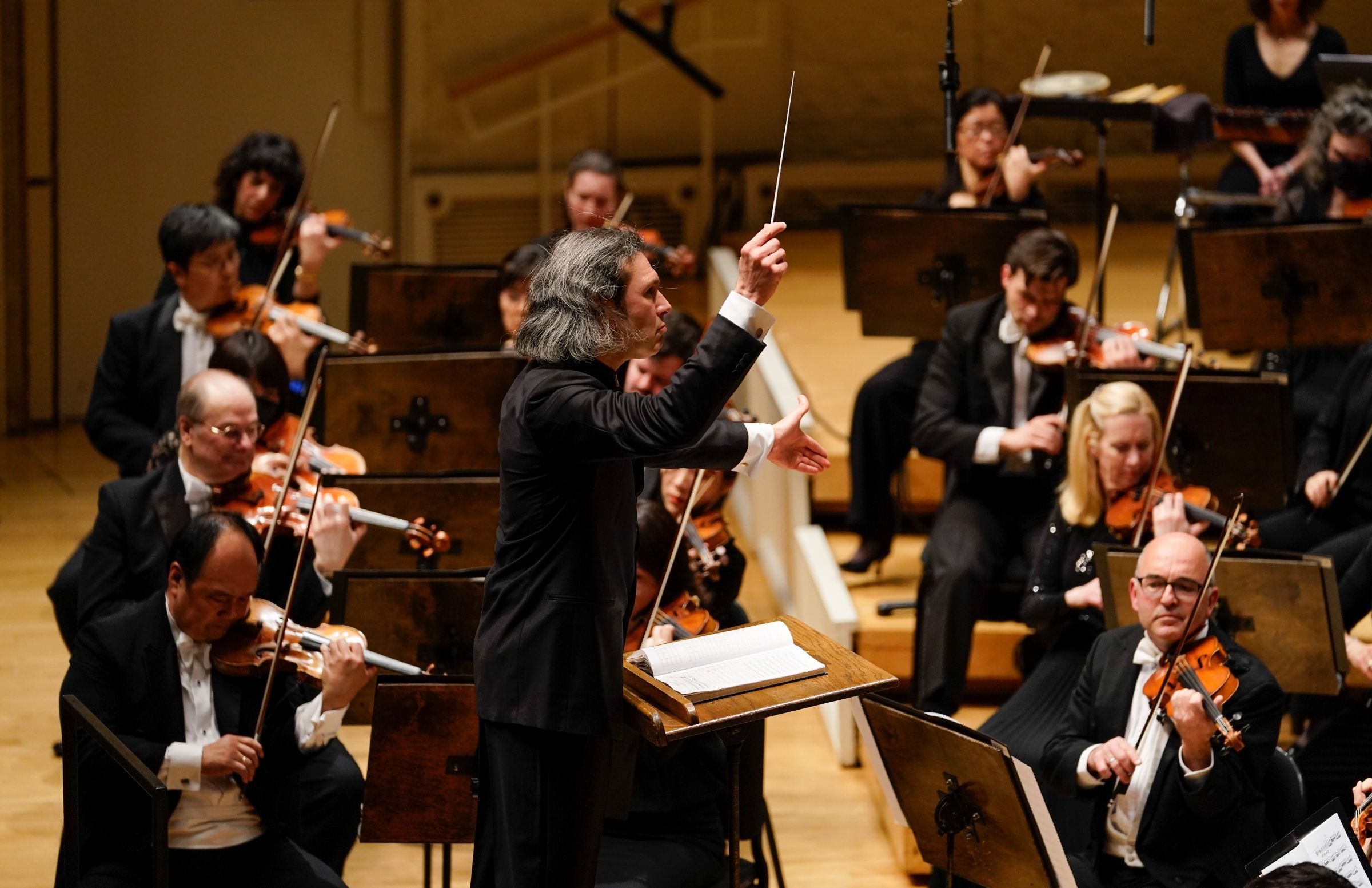 Vladimir Jurowski conducts the Chiacgo Symphony Orchestra © Nuccio DiNuzzo