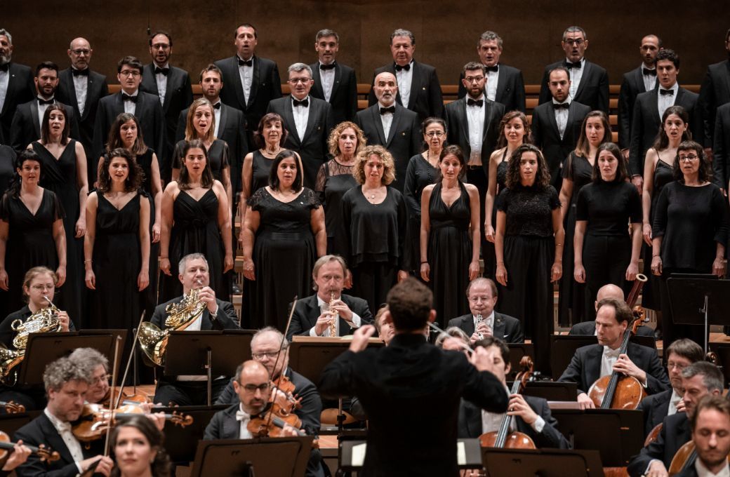 Kirill Petrenko dirigiert die Berliner Philharmoniker und Orfe&oacute; Catal&agrave; &copy; Stephan Rabold