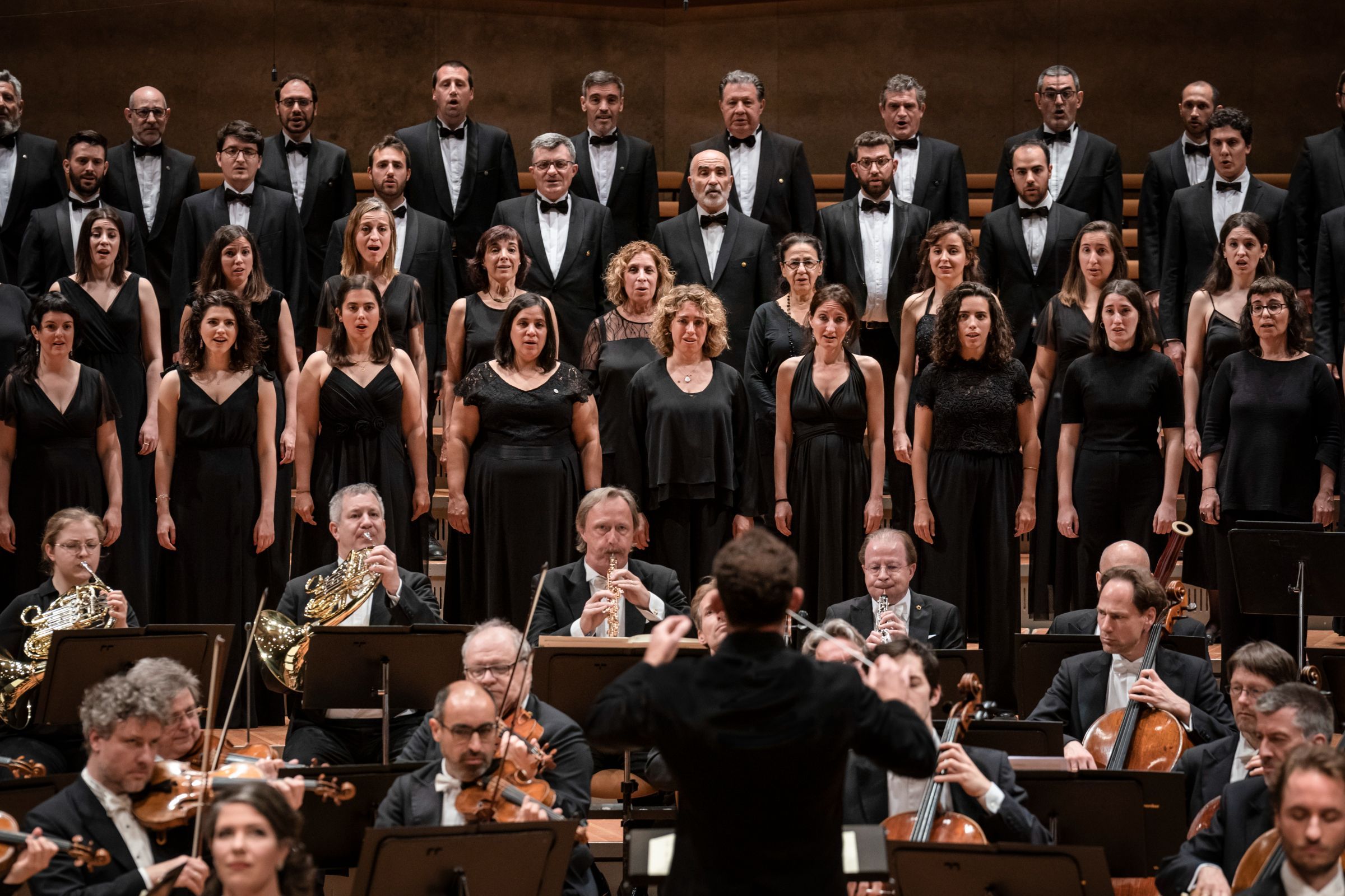 Kirill Petrenko dirigiert die Berliner Philharmoniker und Orfeó Català &copy; Stephan Rabold