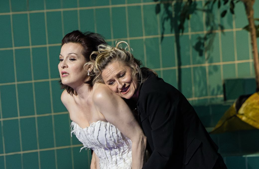 Adrienn Miksch (Chrysothemis) and Szilvia R&aacute;lik (Elektra) &copy; Attila Nagy | Hungarian State Opera