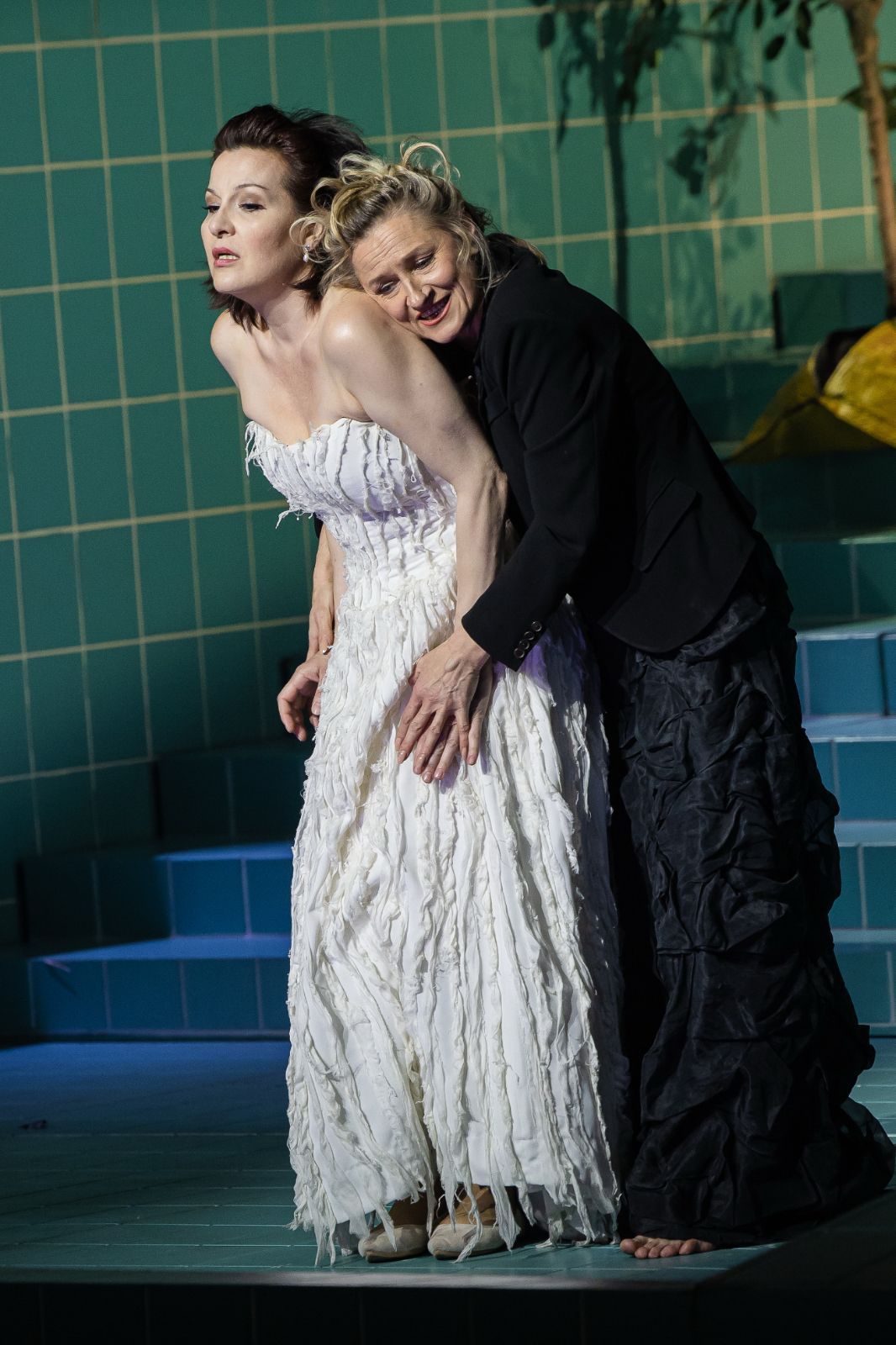 Adrienn Miksch (Chrysothemis) and Szilvia Rálik (Elektra) &copy; Attila Nagy | Hungarian State Opera