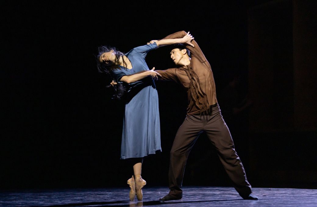 Giulia Tonelli as The cellist and Wei Chen as The instrument in Cathy Marston's <i>The Cellist</i> © Gregory Batardon