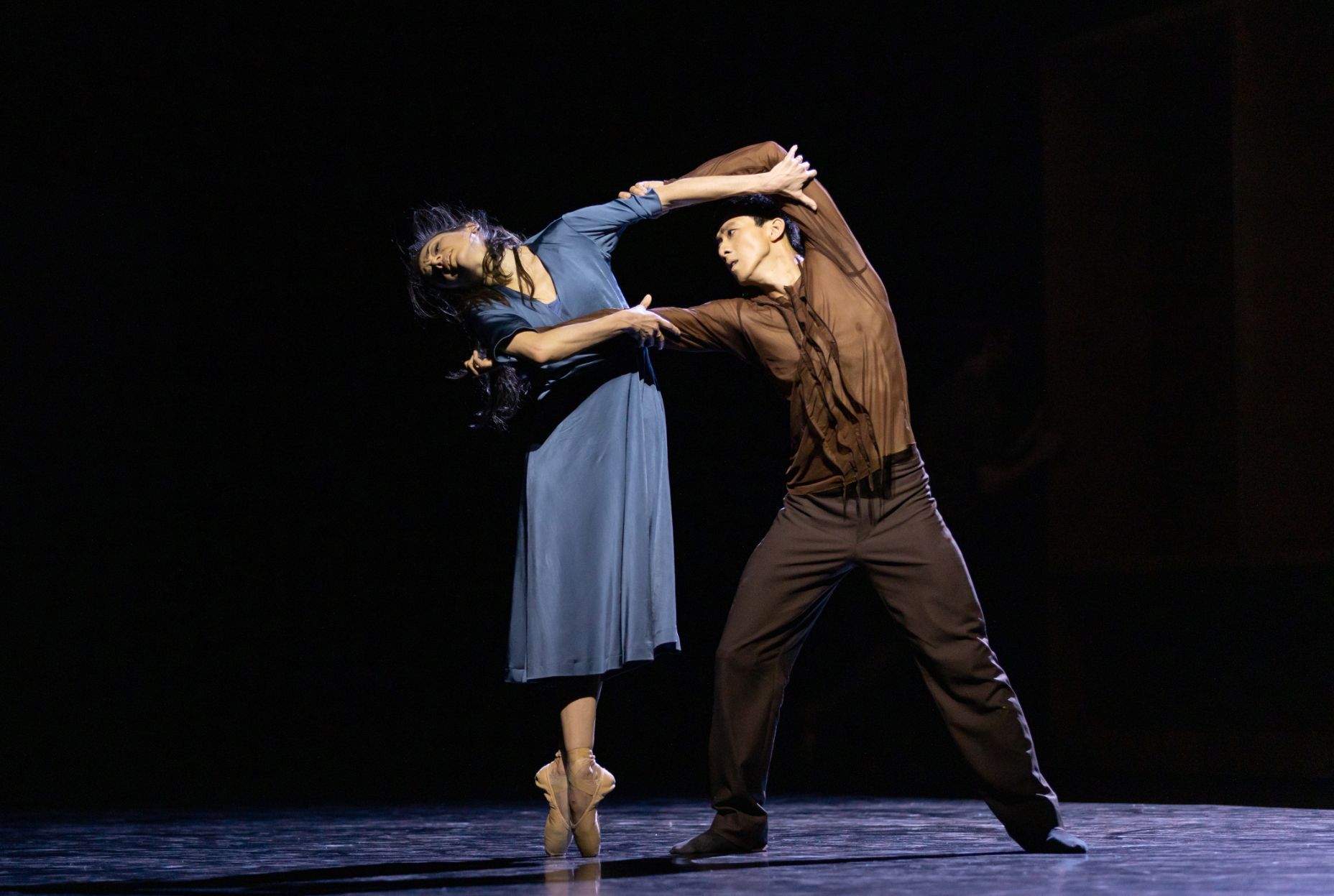 Giulia Tonelli as The cellist and Wei Chen as The instrument in Cathy Marston's <i>The Cellist</i> © Gregory Batardon