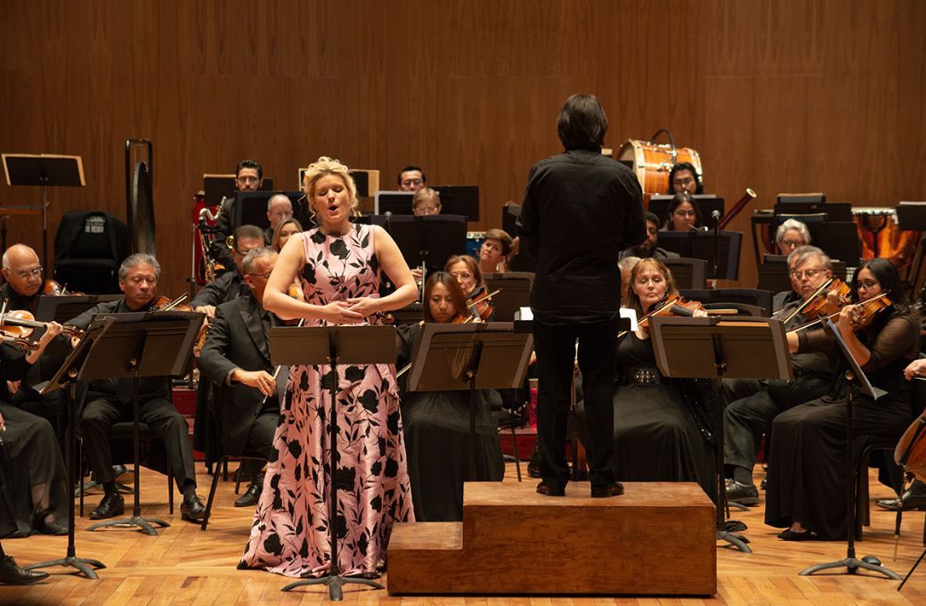 La soprano Sarah Traubel junto a Scott Yoo y la OFCM © Andrea Morales M. | Orquesta Filarmónica Ciudad de México