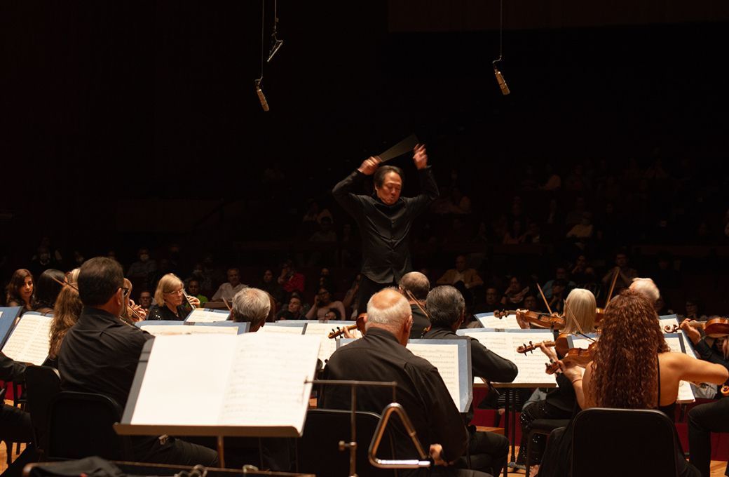 Scott Yoo al frente de la Orquesta Ciudad de M&eacute;xico &copy; Andrea Morales M. | Orquesta Filarm&oacute;nica Ciudad de M&eacute;xico
