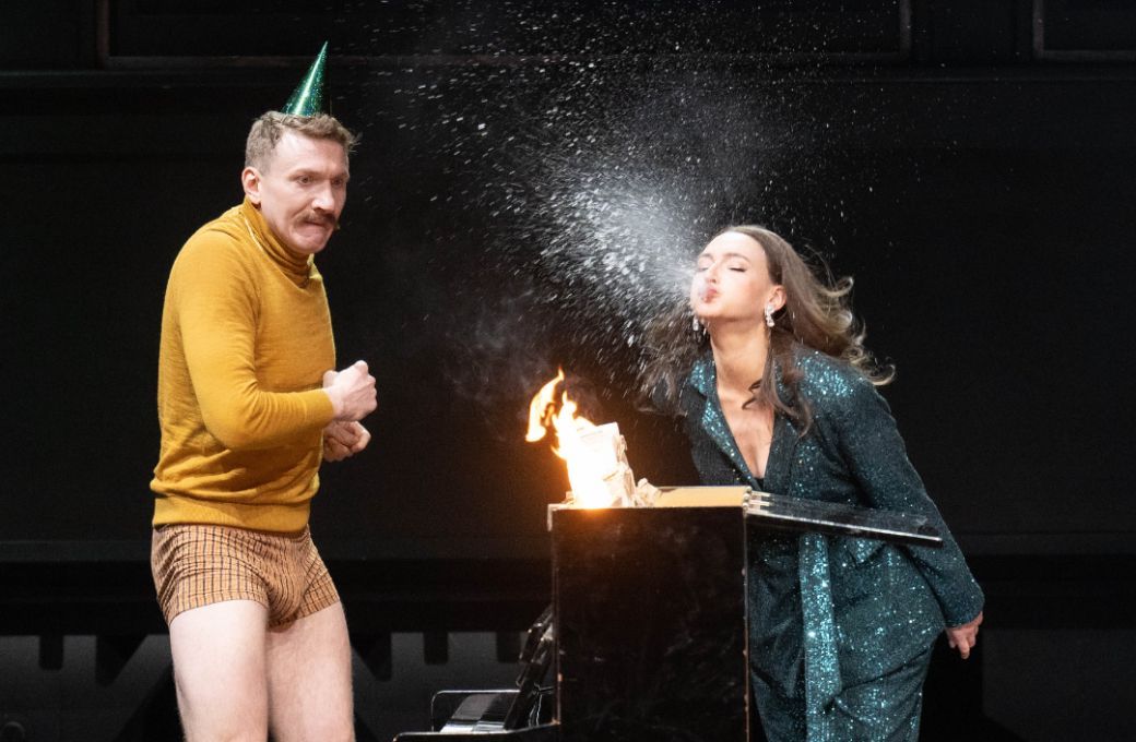 Petr Sokolov (Lébedyev) and Ekaterina Sannikova (Nastasya) © Monika Rittershaus