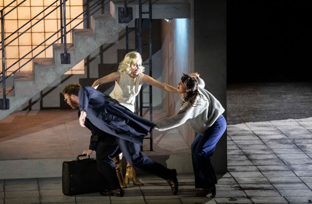 Oliver Johnston (Tichon), Natascha Petrinsky (Kabanicha) et Corinne Winters (Katia) &copy; Jean-Louis Fernandez