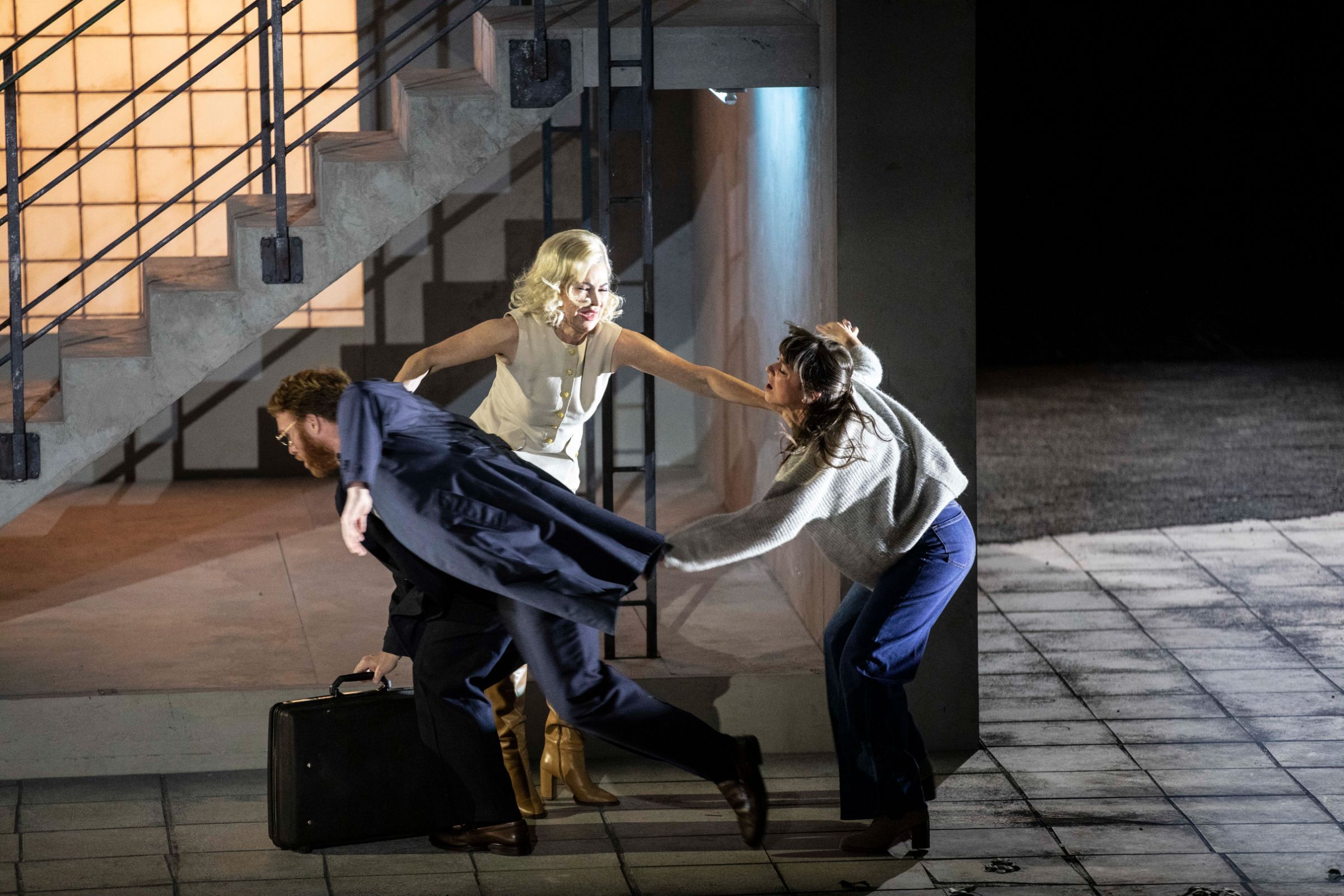 Oliver Johnston (Tichon), Natascha Petrinsky (Kabanicha) et Corinne Winters (Katia) &copy; Jean-Louis Fernandez