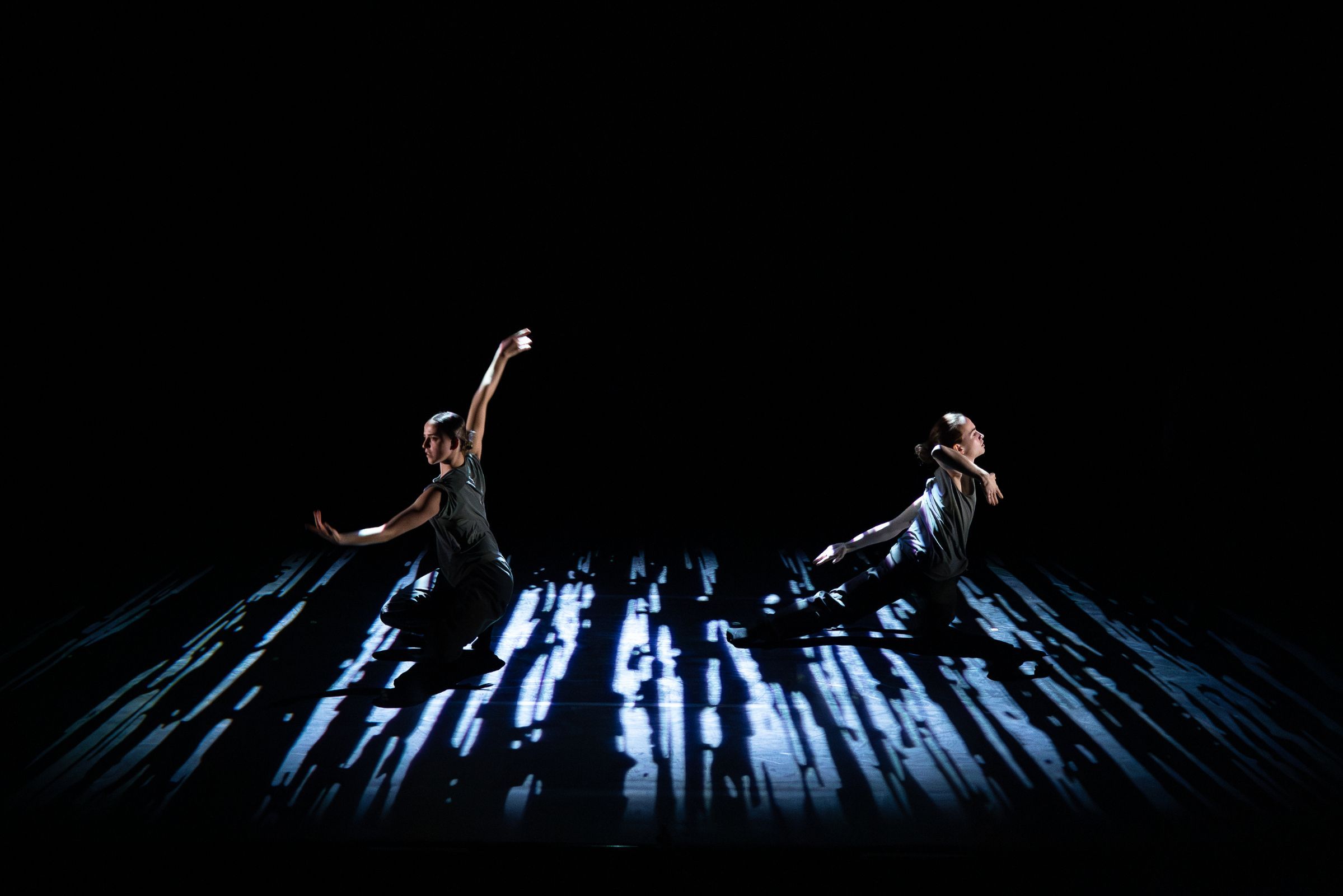 Russell Maliphant Dance Company in <i>Vortex</i> © Roswitha Chesher