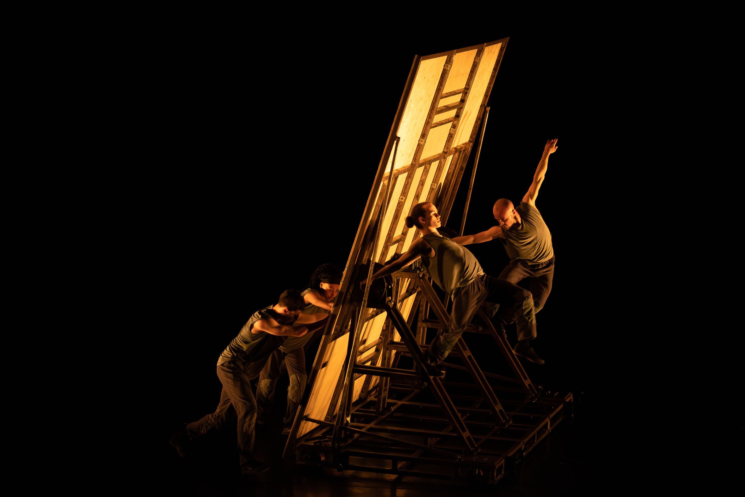 Russell Maliphant Dance Company in <i>Vortex</i> © Roswitha Chesher