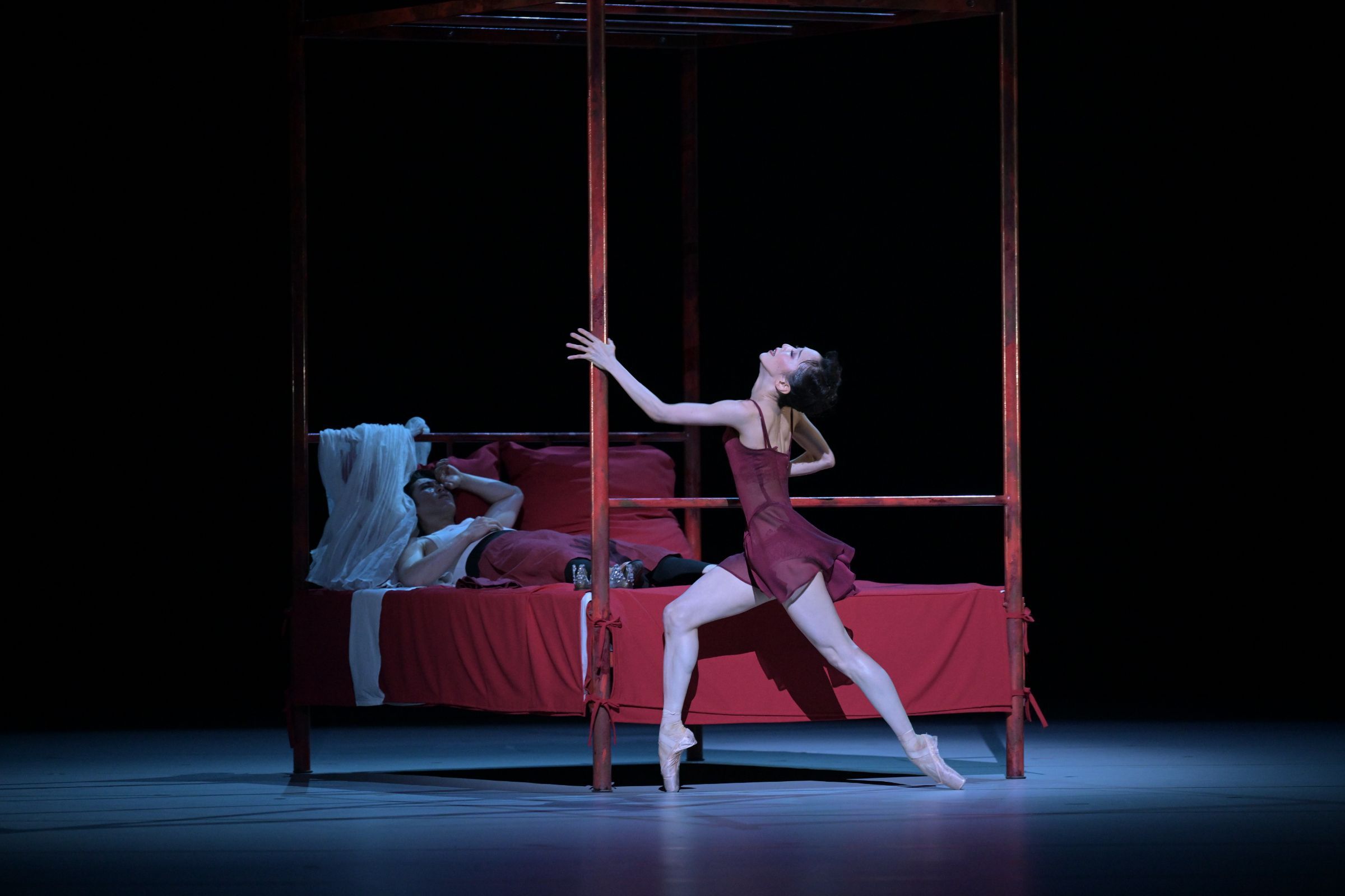 Yui Yonezawa as Lady Macbeth in Will Tuckett's <i>The Tragedy of Macbeth</i> © Takashi Shikama