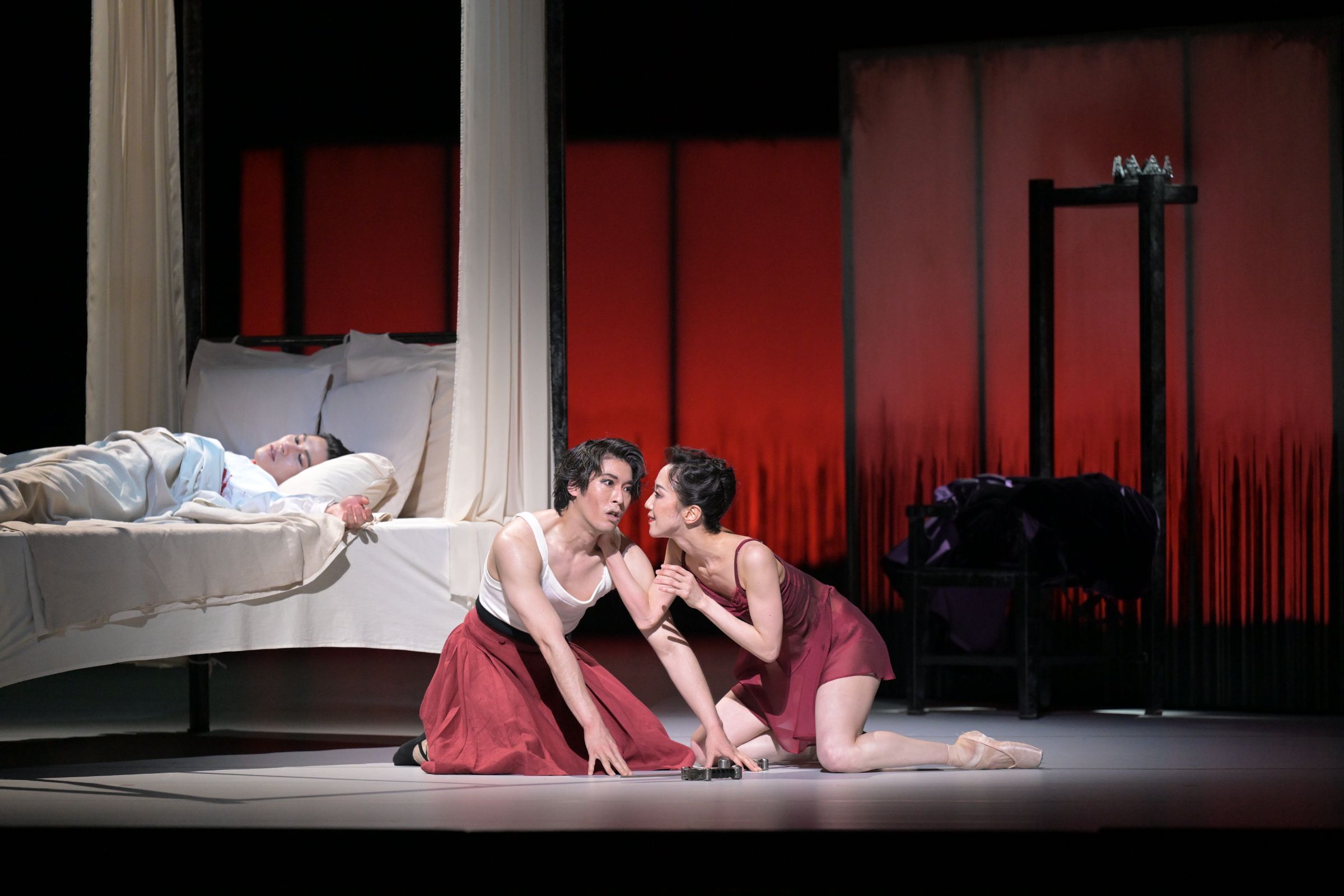 Yudai Fukuoka as Macbeth and Yui Yonezawa as Lady Macbeth in Will Tuckett's <i>The Tragedy of Macbeth</i> © Takashi Shikama