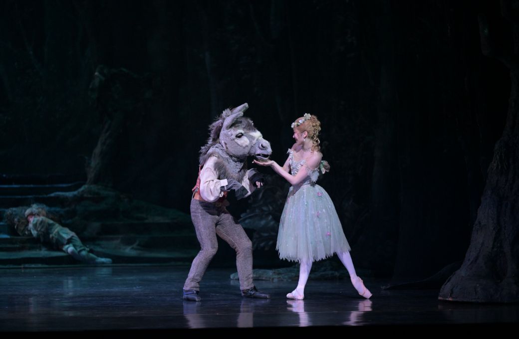 Saho Shibayama as Titania and Yoshito Kinoshita as Bottom in Frederick Ashton's <i>The Dream</i> © Takashi Shikama